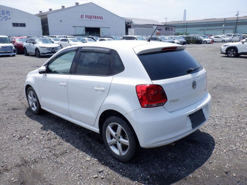 VOLKSWAGEN POLO