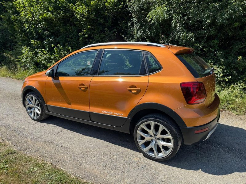 VOLKSWAGEN POLO
