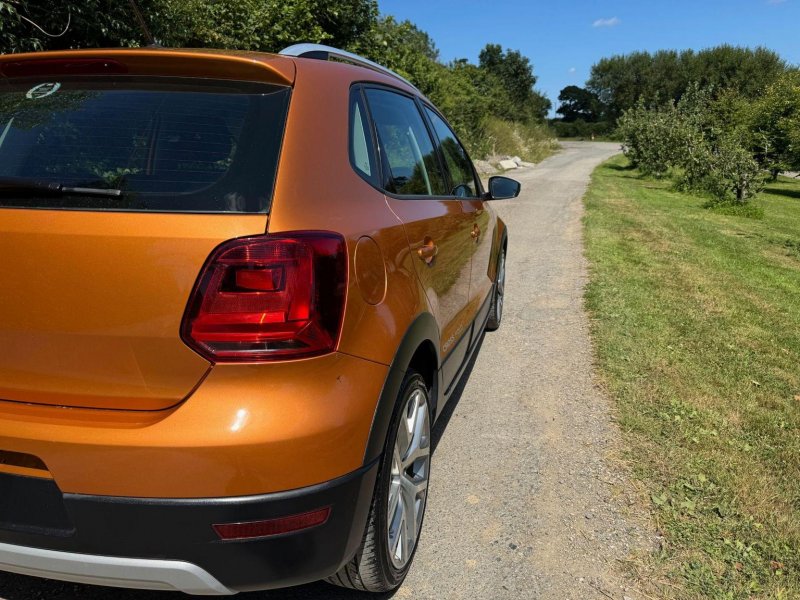 VOLKSWAGEN POLO
